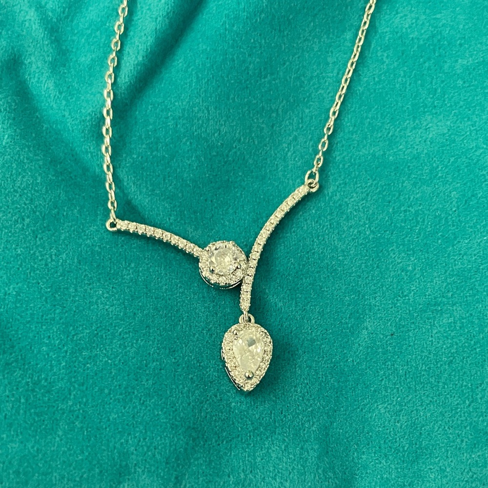 Stunning Silver Teardrop Necklace